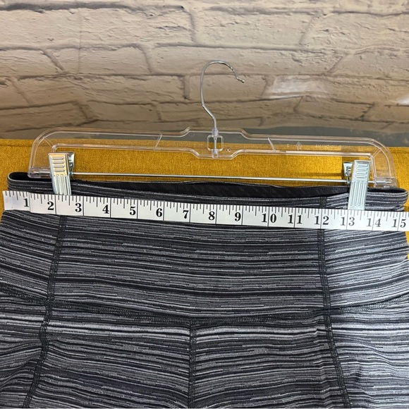 Lululemon Gather & Crow Crop II Capri Leggings, Black & White, Size 10 - Picture 5 of 7
